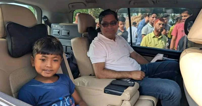 প্রতিমন্ত্রীর গাড়িতে চড়ে গ্রাম ঘুরল শিশু আতিকুর