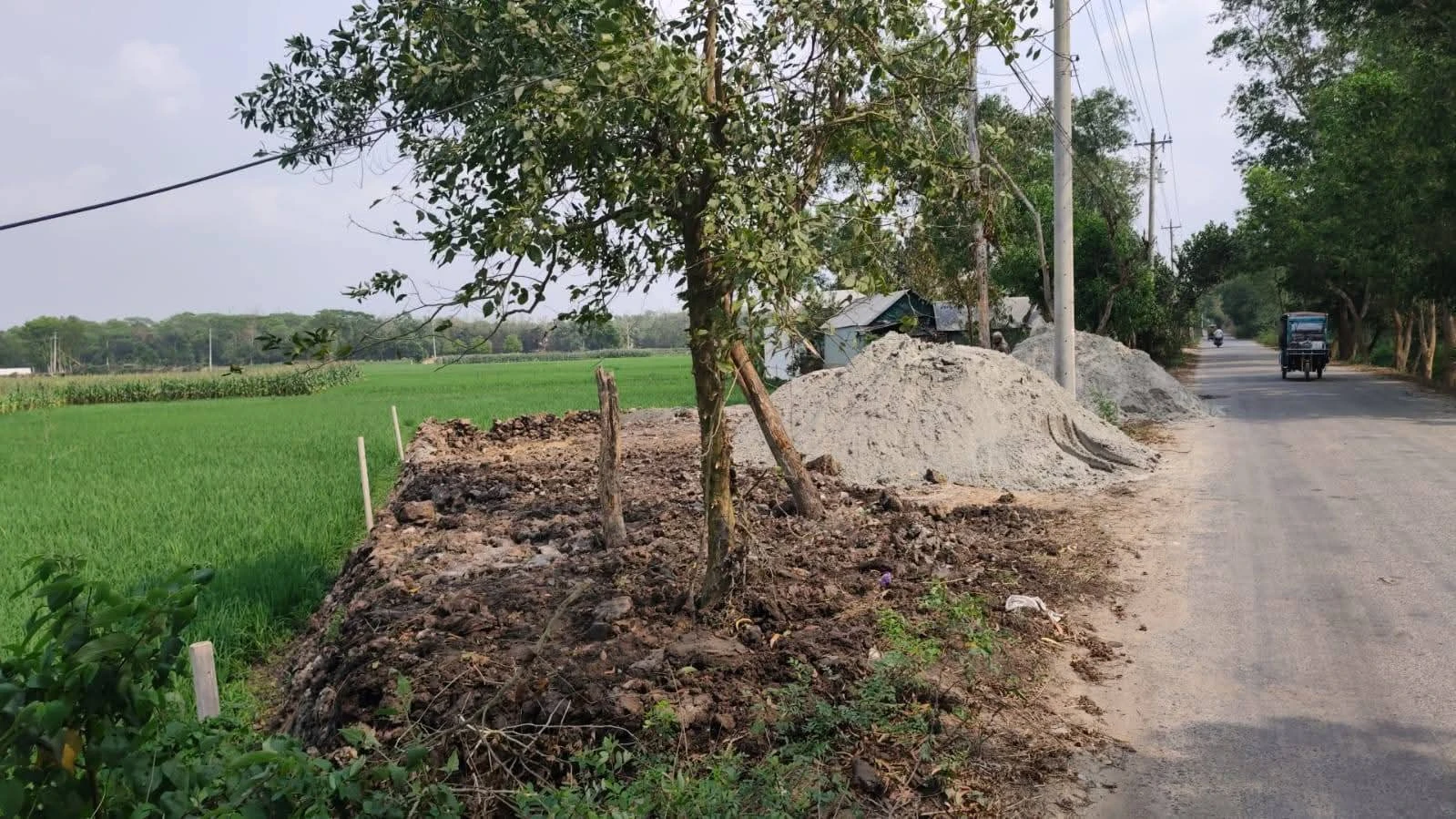 আখাউড়া-আগরতলা সড়কের পাশে কৃষিজমি ভরাটের হিড়িক, প্রশাসনের হস্তক্ষেপ দাবি