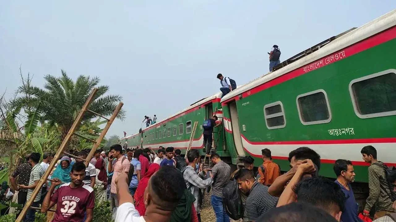 বগুড়ায় ট্রেনের ৯ বগি লাইনচ্যুত, হতাহতের শঙ্কা