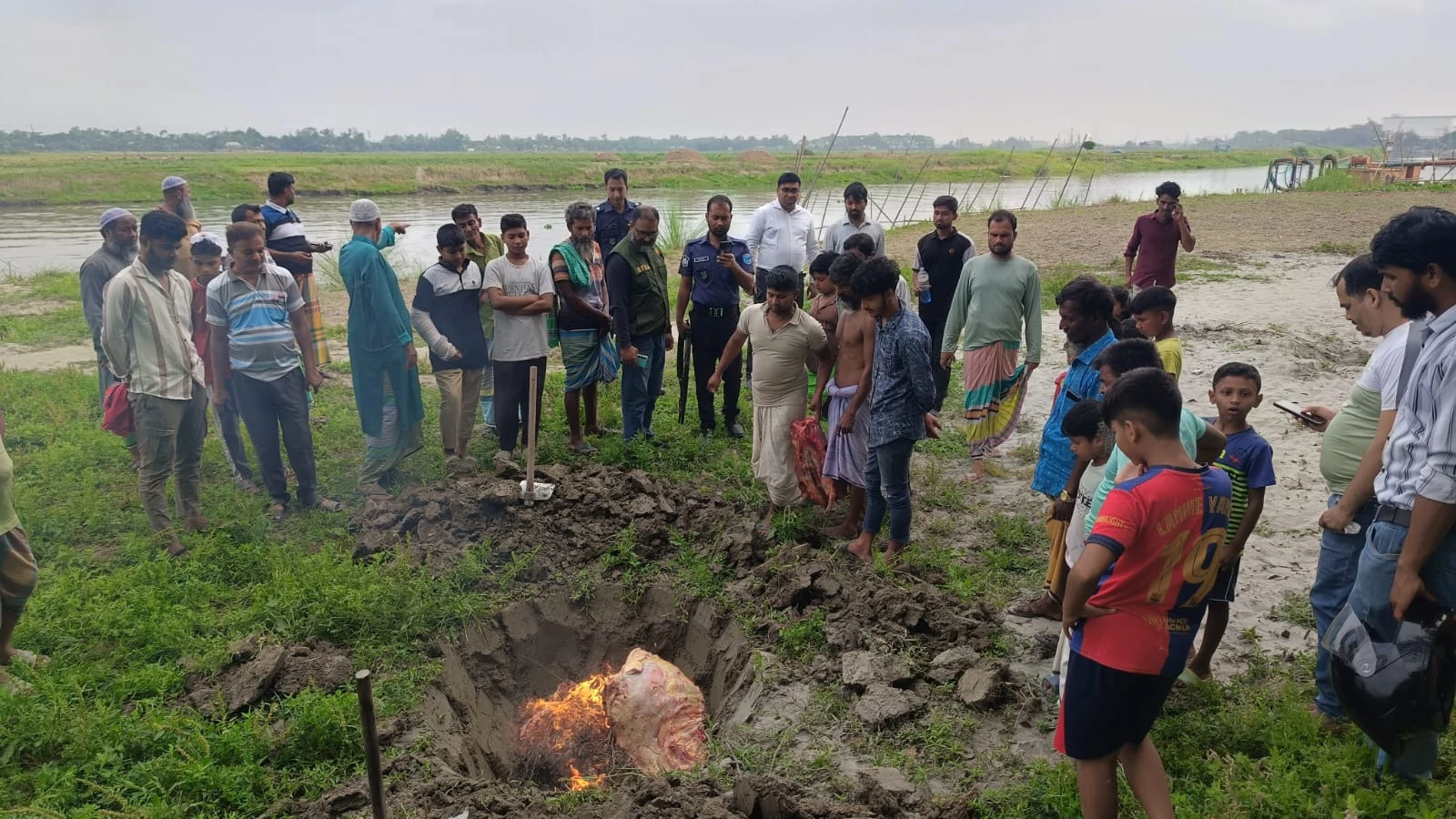 চ্যানেল এস-এ সংবাদ প্রকাশের পর টঙ্গীবাড়ীতে মাংসের দোকানে অভিযান, পঁচা মাংস বিক্রির দায়ে ২০ হাজার টাকা জরিমানা