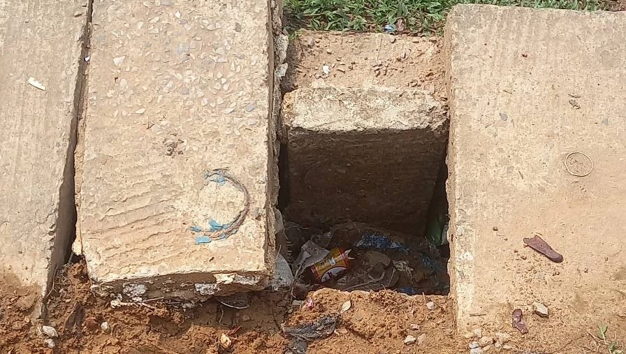 মৌলভীবাজার সরকারি কলেজ সংলগ্ন ফুটপাথে ড্রেনের স্ল্যাব ভেঙে চরম ঝুঁকি