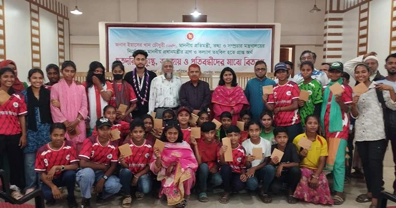 নান্দাইলে তথ্য ও সম্প্রচার প্রতিমন্ত্রীর নির্দেশে শাড়ী ও মানবিক সহায়তার অর্থ বিতরণ