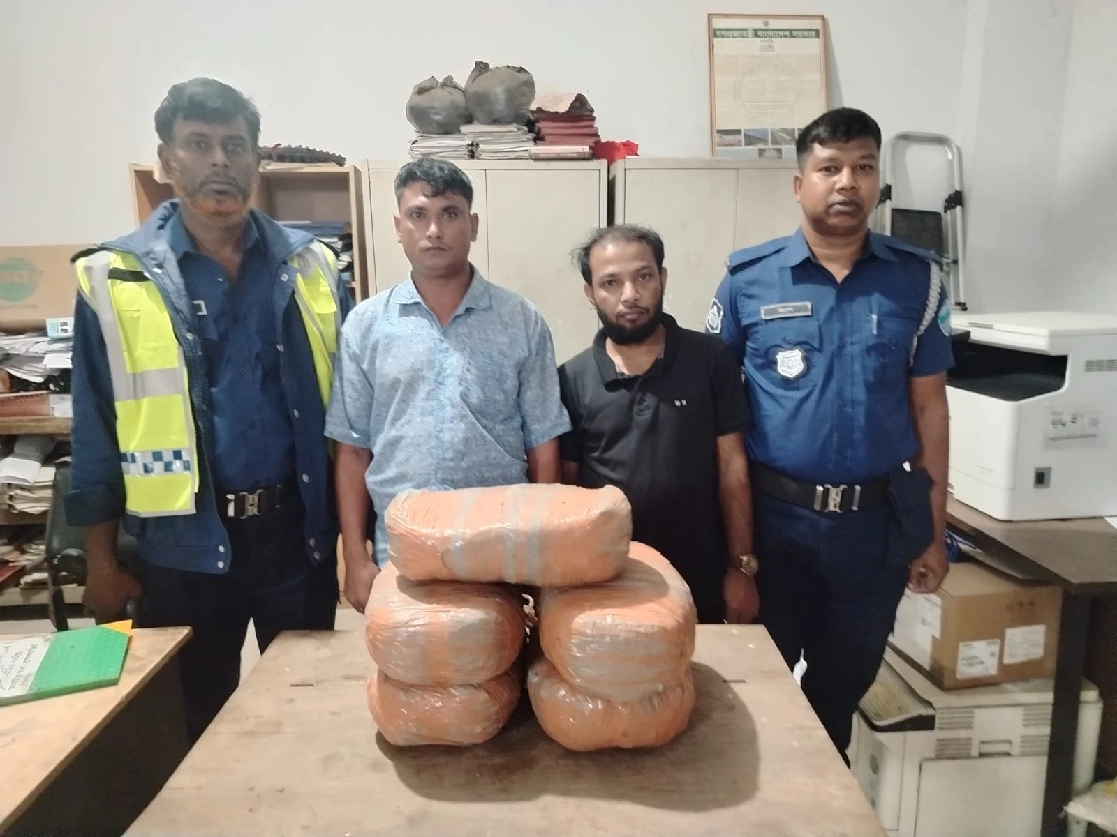 আখাউড়া পুলিশের অভিযানে ১০ কেজি গাঁজাসহ দুইজন আটক