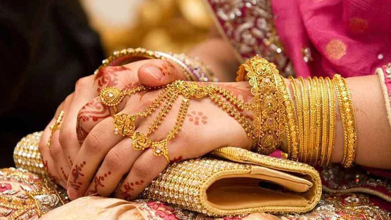 একদিনে দুই দফায় স্বর্ণের দাম কমল ১৫ হাজারের বেশি