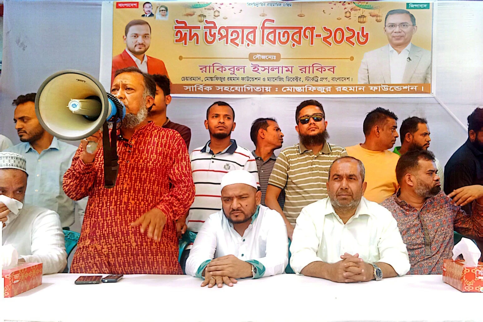 সিদ্ধিরগঞ্জে মোস্তাফিজুর রহমান ফাউন্ডেশনের উদ্যোগে ঈদ উপহার বিতরণ