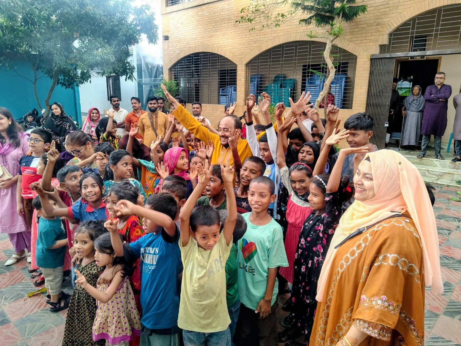 ঈদের খুশি ভাগাভাগি, সুবিধাবঞ্চিতদের পাশে এমপি