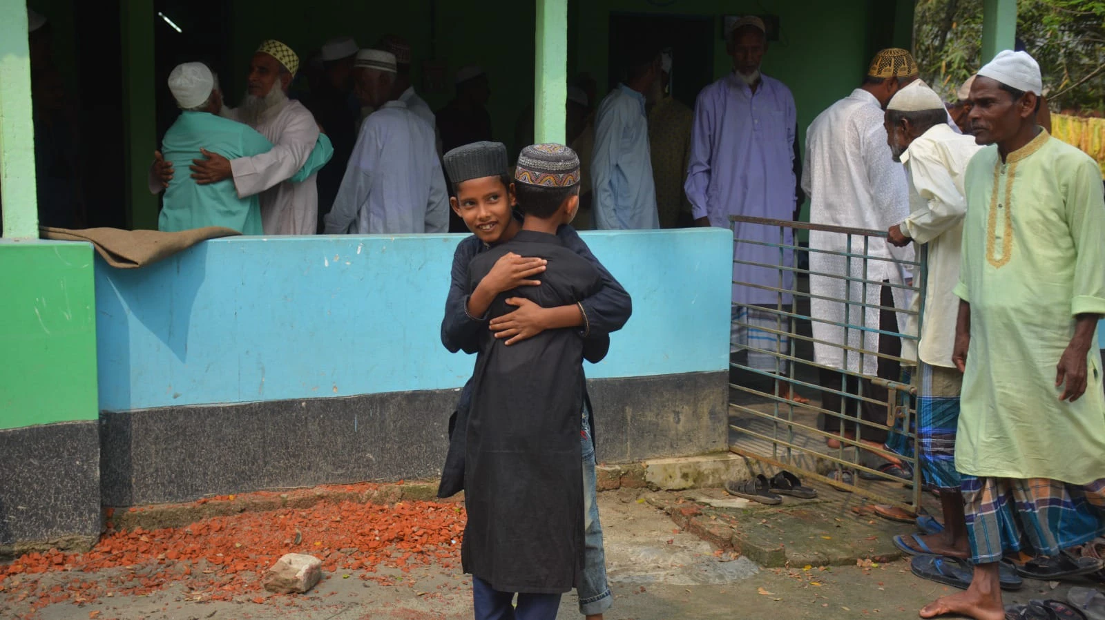 সৌদির সঙ্গে মিল রেখে গঙ্গাচড়ার গ্রামে ঈদ উদযাপন