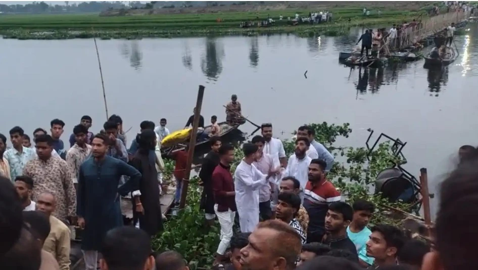 ব্রিজ ভেঙে শতাধিক মানুষ নদীতে, ৩ শিশু নিহত