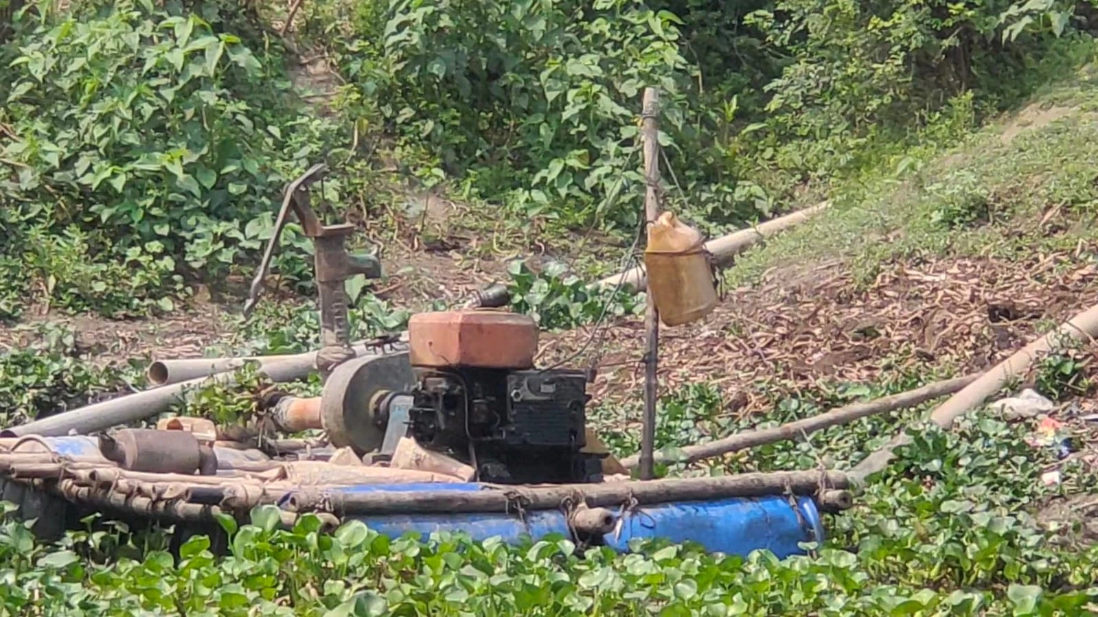 নওগাঁয় খাল থেকে অবৈধ বালু উত্তোলন, ব্রিজ ও কাঁচা রাস্তা হুমকির মুখে