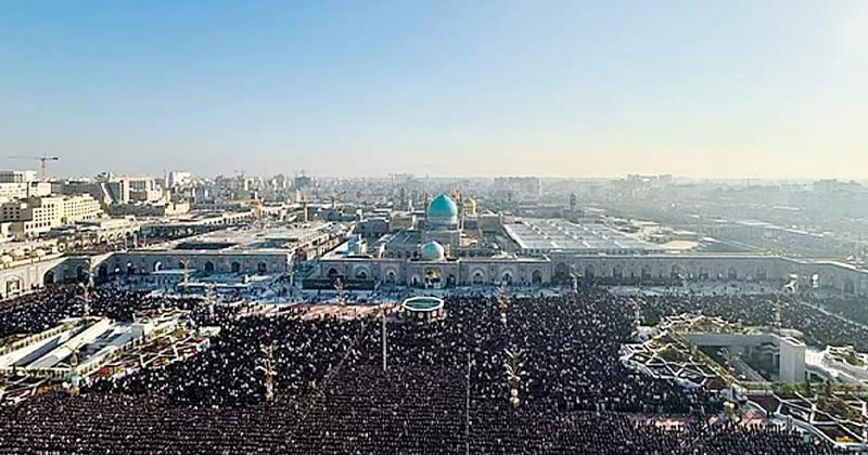 যুদ্ধের মধ্যে উন্মুক্ত ময়দানে ইরানিদের ঈদের নামাজ আদায়