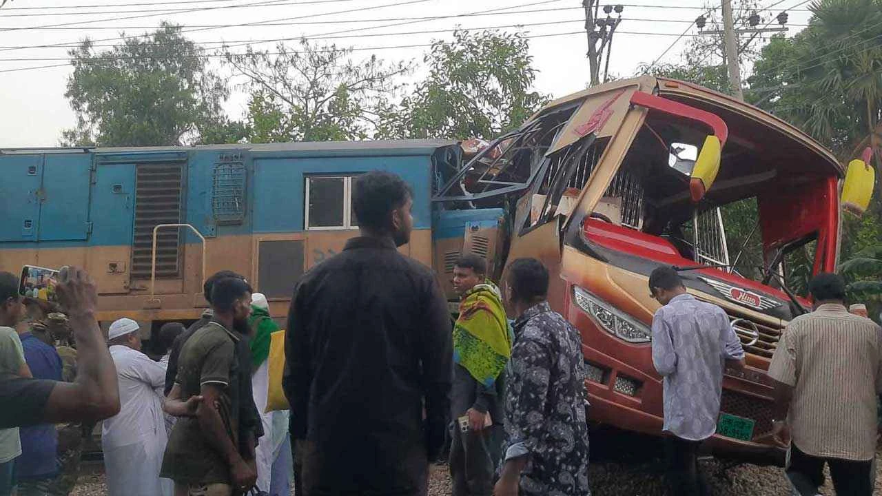 দুর্ঘটনা: ১৮ ঘণ্টায় ঝরে গেল ২৩ প্রাণ