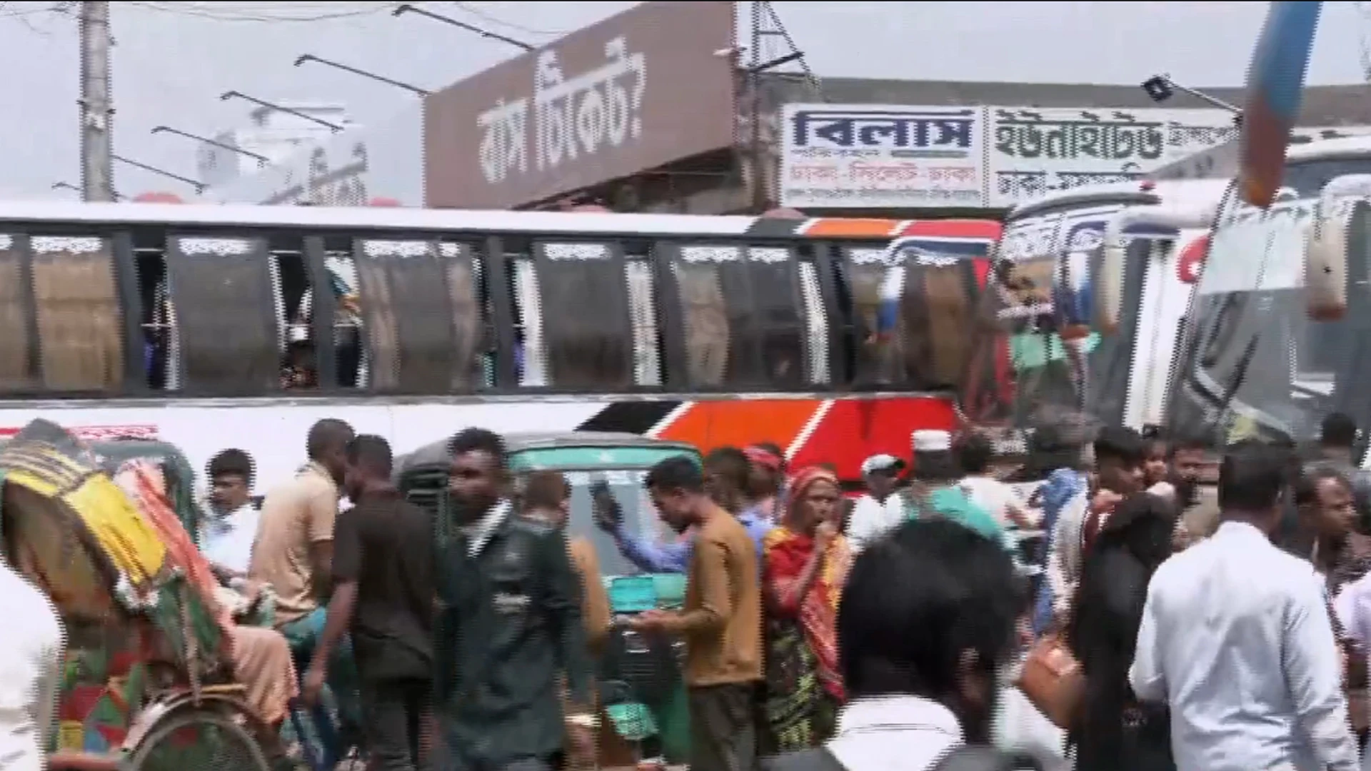 পরিবারের সঙ্গে ঈদ উদযাপনে আজও ঢাকা ছাড়ছেন মানুষ