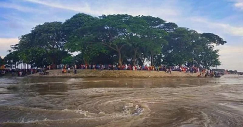 চাঁদপুর ৩ নদীর মোহনায় দর্শনার্থীদের ঈদ আয়োজন