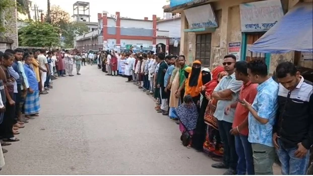 ঝালকাঠিতে জুলাই যোদ্ধার বিরুদ্ধে মামলা প্রত্যাহারের দাবিতে মানববন্ধন