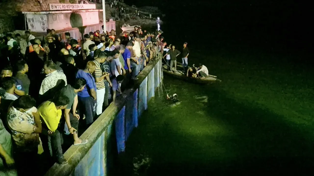 ডুবে যাওয়া বাস থেকে ২ নারীর মরদেহ উদ্ধার, ১১ জন জীবিত উদ্ধার, বাসে ছিল ৪৫ জন