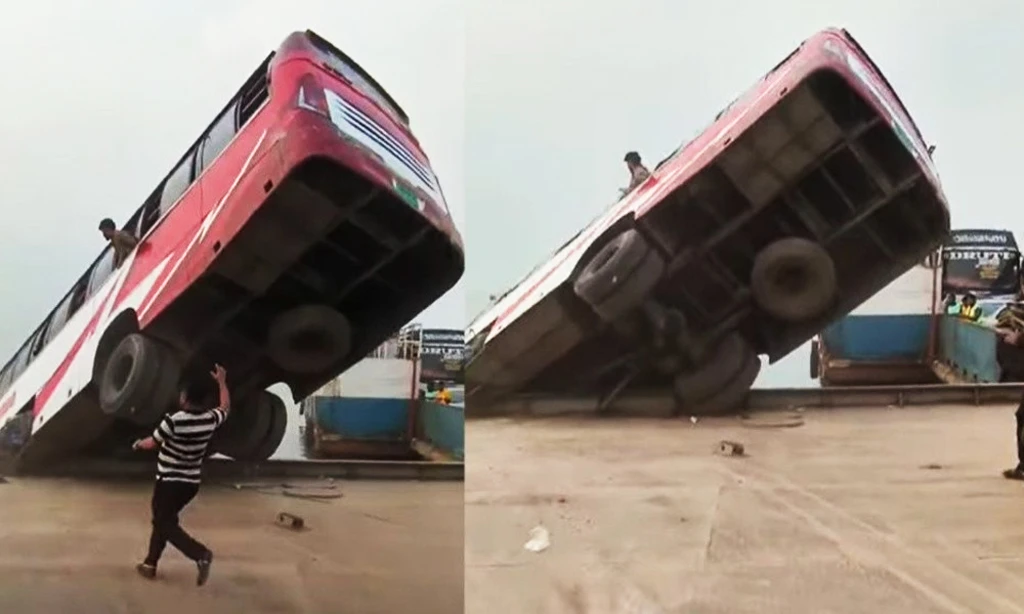 ডুবে যাওয়া বাস থেকে ২ নারীর মরদেহ উদ্ধার