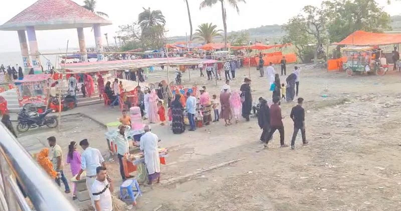 ঈদের ছুটিতে মেঘনার তীরে মানুষের ঢল, প্রাণের মেলায় পরিণত প্রশান্তি পার্ক