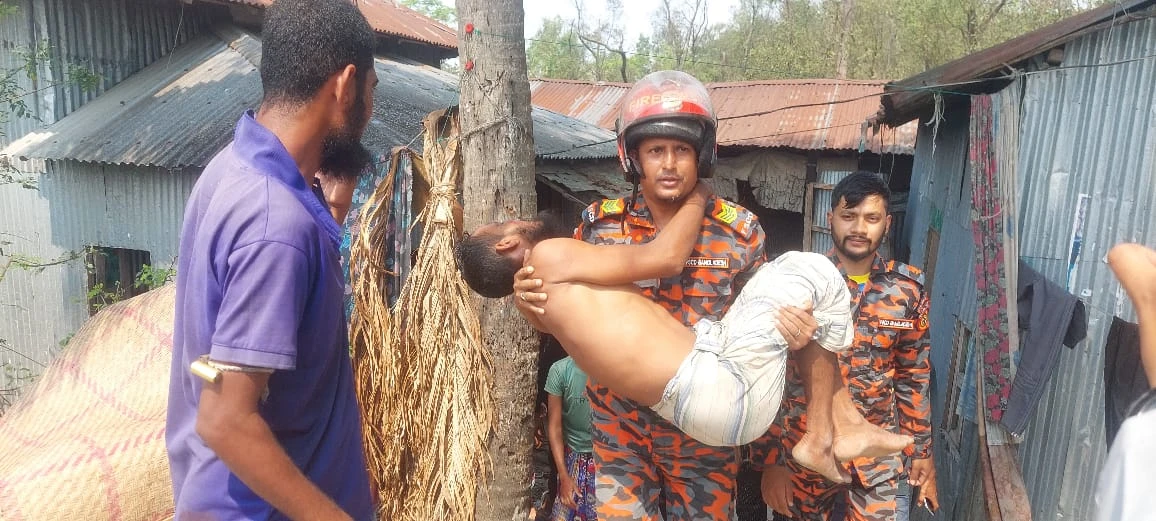 মনপুরায় গাছ কাটতে গিয়ে আহত শ্রমিক, ফায়ার সার্ভিসের উদ্ধার