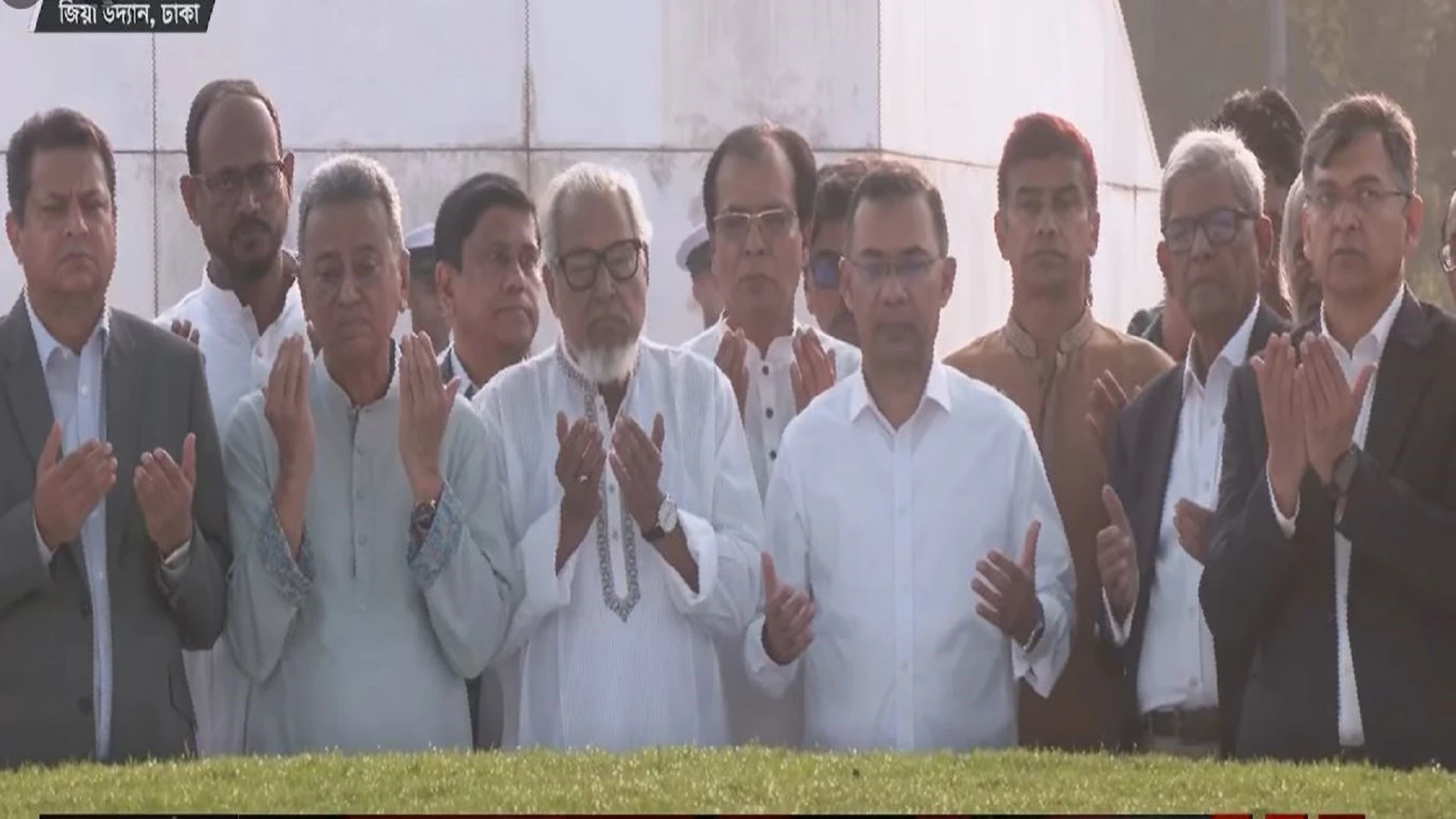 জিয়াউর রহমান ও খালেদা জিয়ার সমাধিতে তারেক রহমানের শ্রদ্ধা