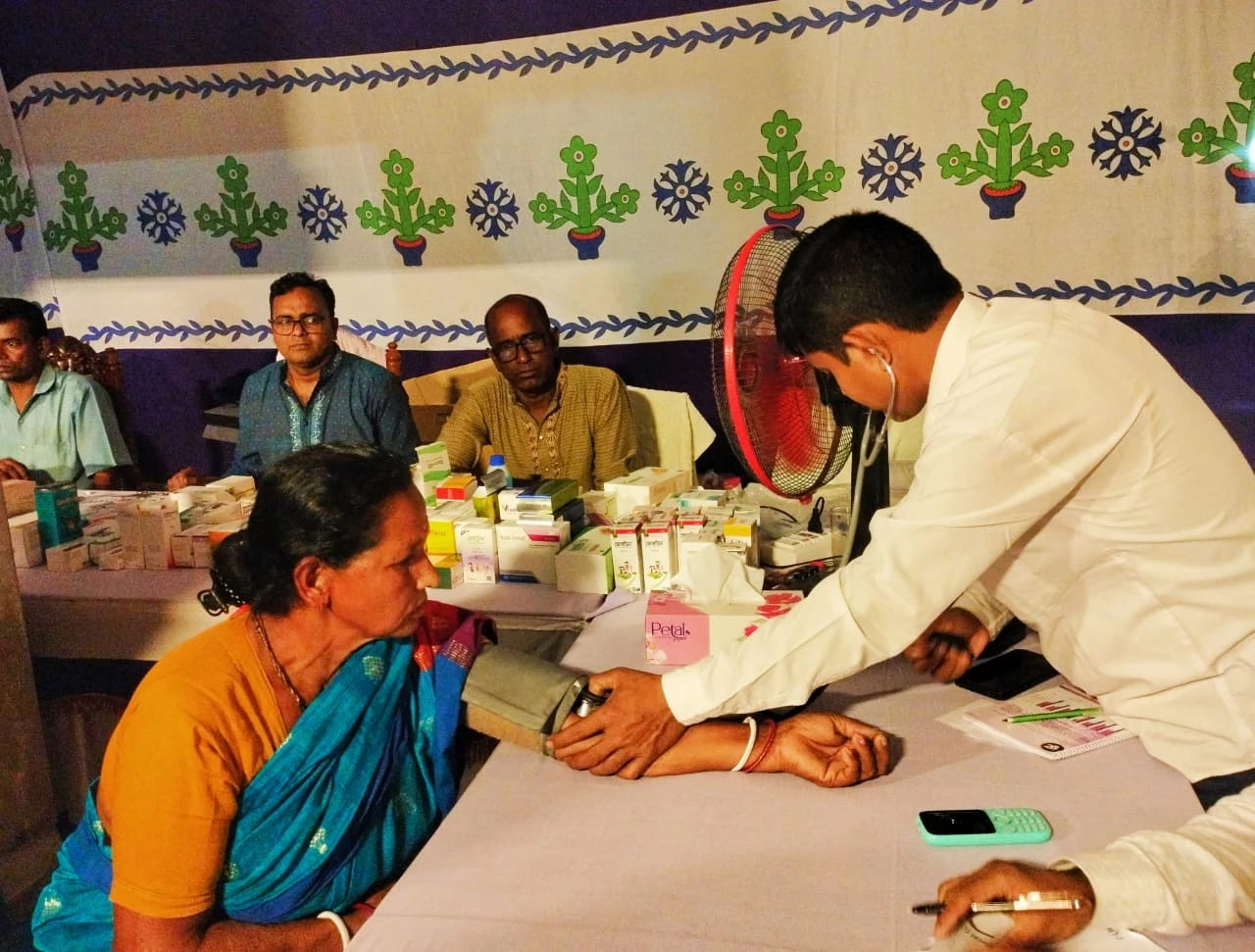 কোটালীপাড়ায় স্নান উৎসব উপলক্ষে বিনামূল্যে চিকিৎসা ও ওষুধ বিতরণ