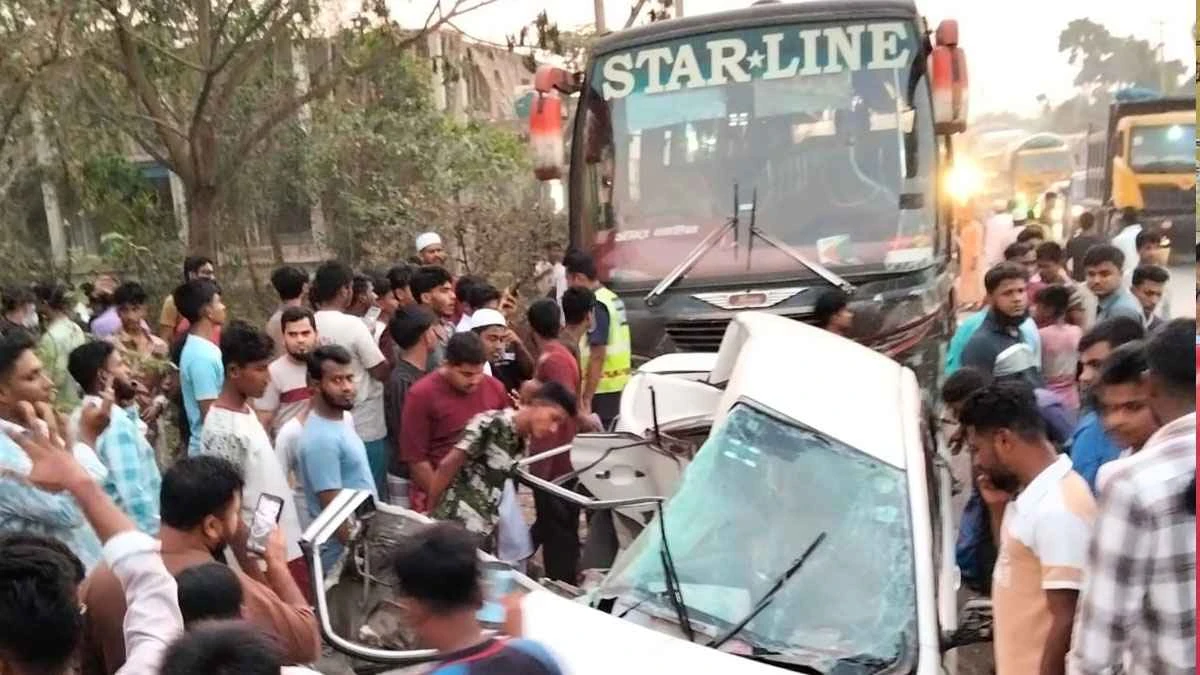 কুমিল্লায় বাস-প্রাইভেটকার সংঘর্ষে একই পরিবারের তিনজনসহ নিহত ৪