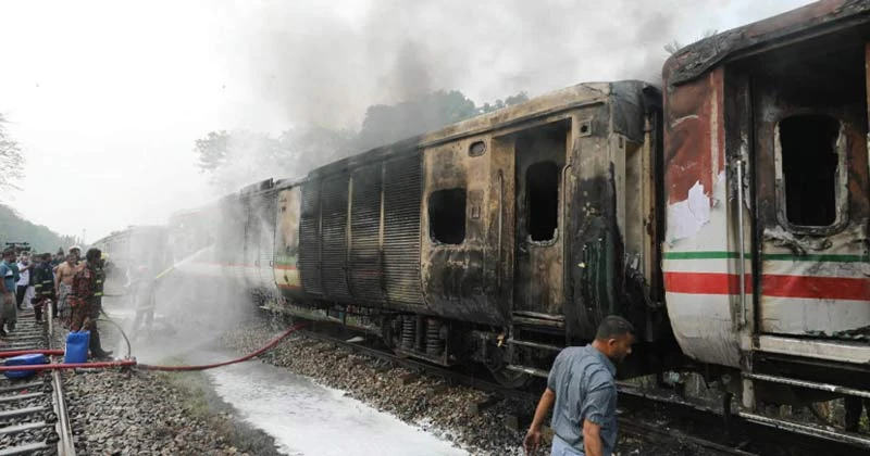 সীতাকুণ্ডে চট্টলা এক্সপ্রেসে আগুন