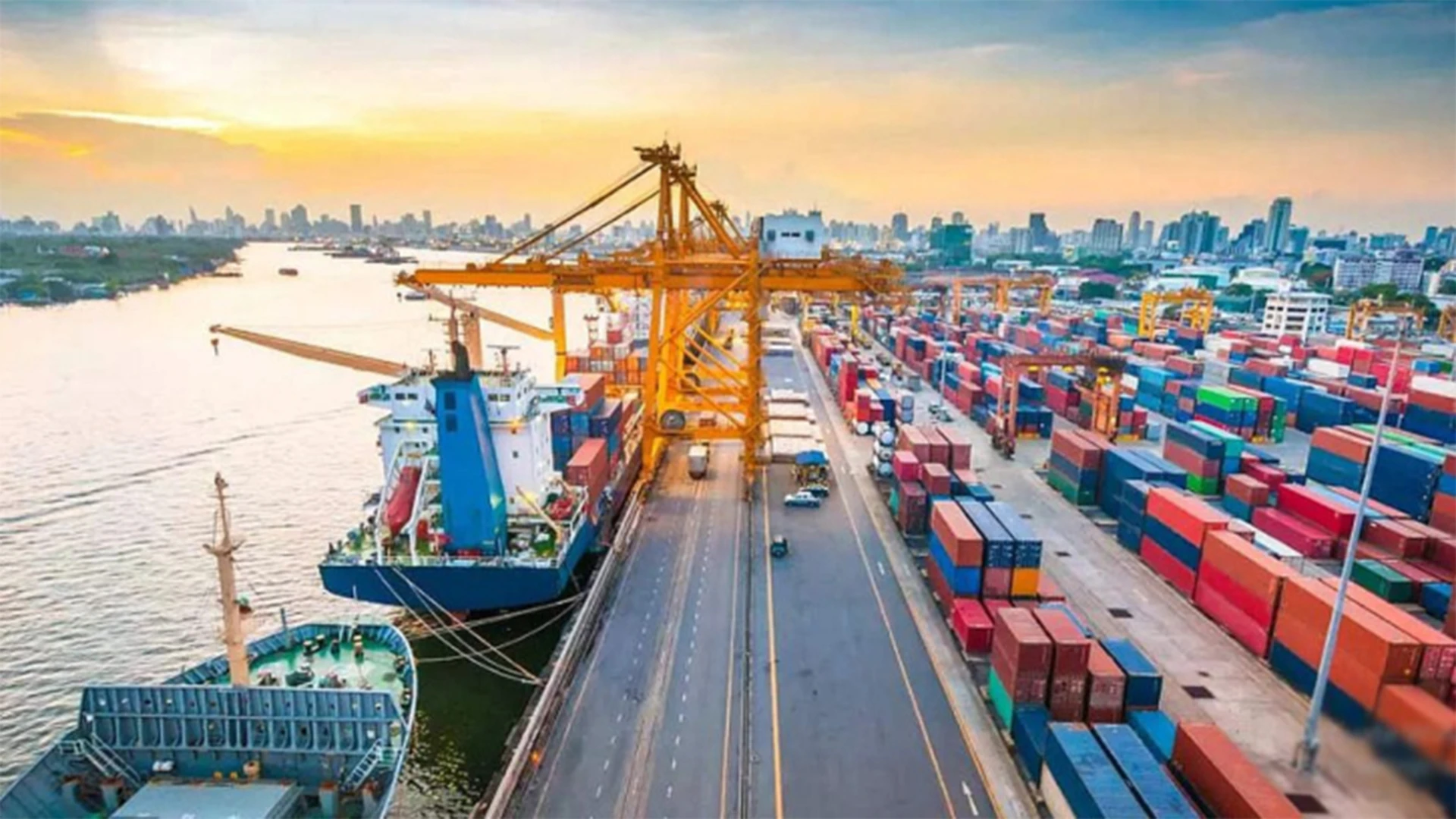 ৩০ হাজার টন জ্বালানি তেল নিয়ে চট্টগ্রাম বন্দরে হংকংয়ের জাহাজ