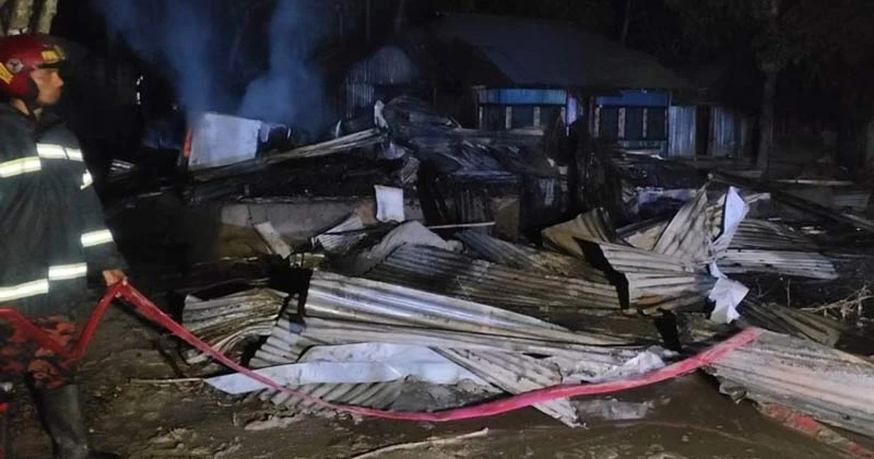 বাগেরহাটে আধিপত্য নিয়ে সংঘর্ষে অগ্নিসংযোগ,যুবক নিহত