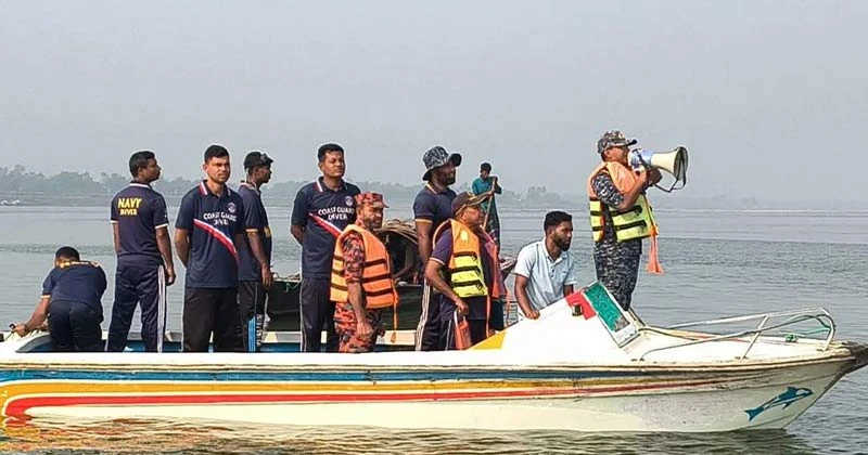 দৌলতদিয়ায় তৃতীয় দিনের মতো চলছে উদ্ধার অভিযান