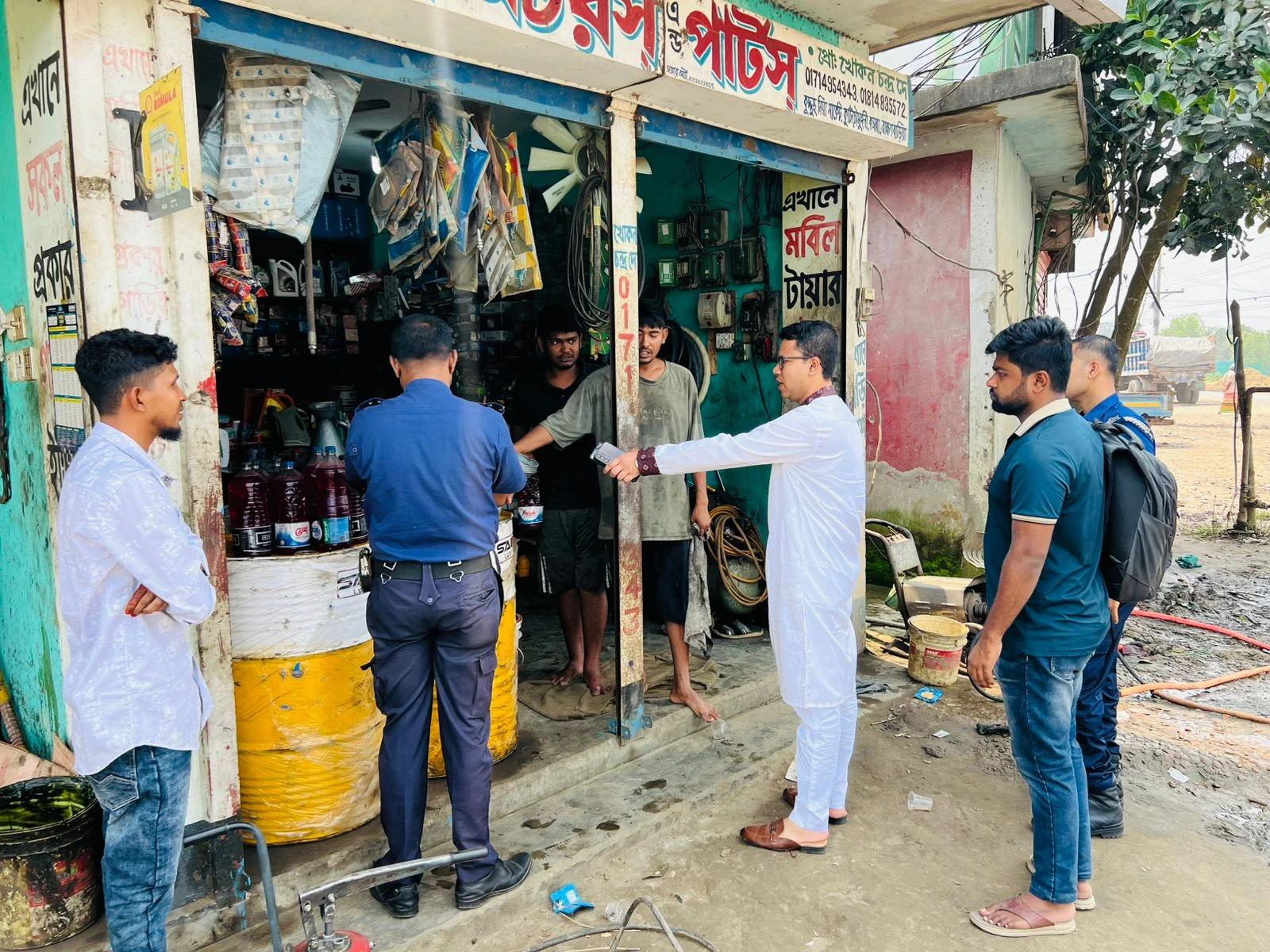 কসবায় জ্বালানি তেলের অতিরিক্ত মূল্য আদায়ে অভিযান, দুইজনকে জরিমানা