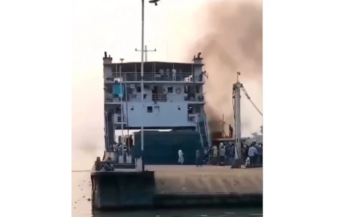 পাটুরিয়ায় ফেরির সাইলেন্সার পাইপে আগুন, আতঙ্কে যাত্রীরা