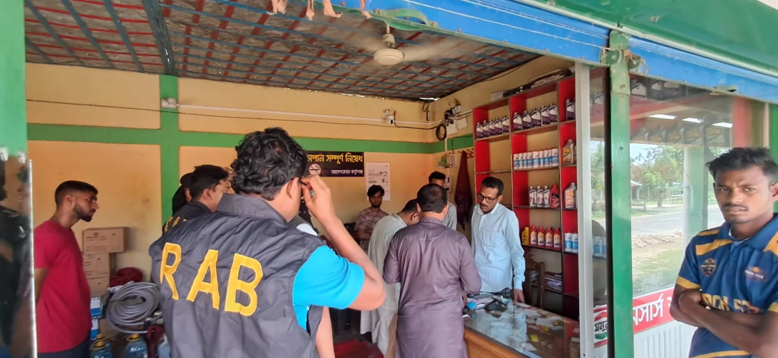 তেল-গ্যাস লুকিয়ে সংকট তৈরির চেষ্টা, শ্রীমঙ্গলে ধরা দুই ব্যবসা প্রতিষ্ঠান