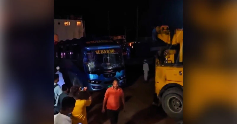 দৌলতদিয়া ফেরি থেকে নামতে গিয়ে  ফের দুর্ঘটনায় সুবর্ণ পরিবহন