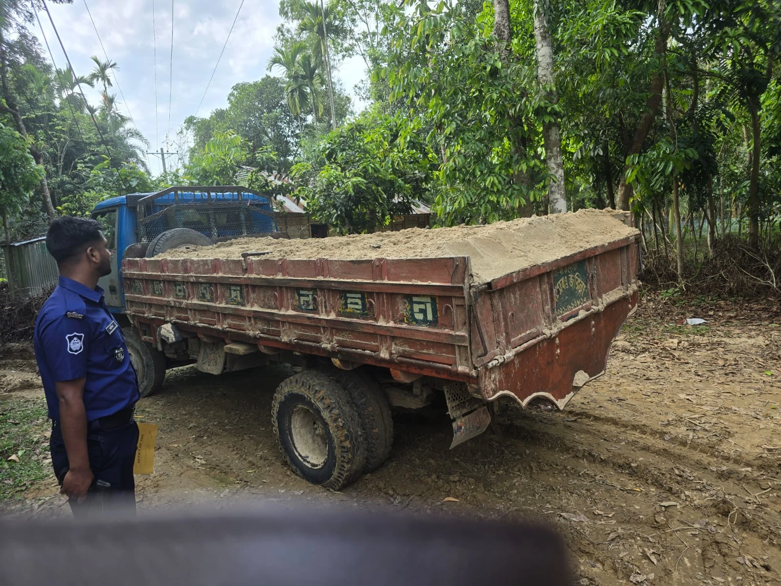 শ্রীমঙ্গলে অবৈধ বালু উত্তোলনের বিরুদ্ধে অভিযান, জরিমানা ও বালু জব্দ
