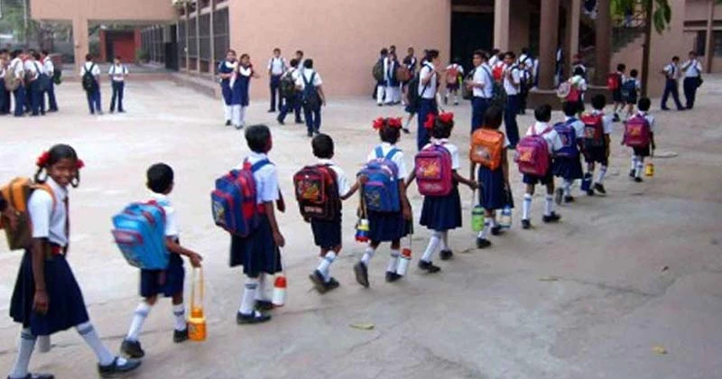 ছুটির পর খুলেছে স্কুল, শুরু নতুন নিয়মে শিক্ষা কার্যক্রম