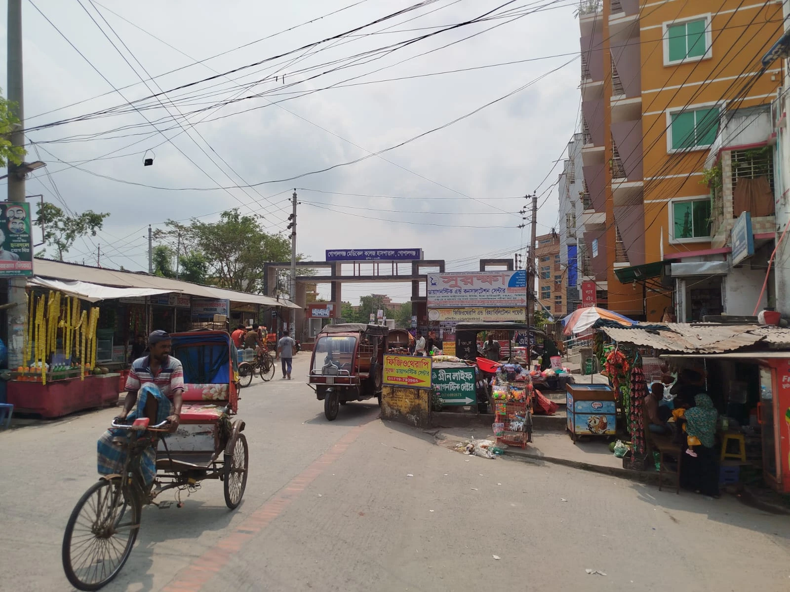 গুরুত্বপূর্ণ সড়ক সংকুচিত হয়ে ব্যাহত অ্যাম্বুলেন্স চলাচল, বাড়ছে জীবনঝুঁকি