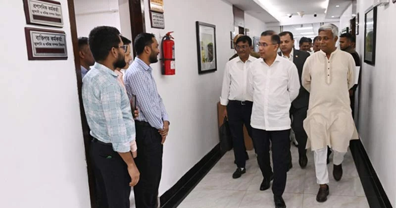 সচিবালয়ে মন্ত্রণালয়গুলোতে প্রধানমন্ত্রীর ঝটিকা সফর