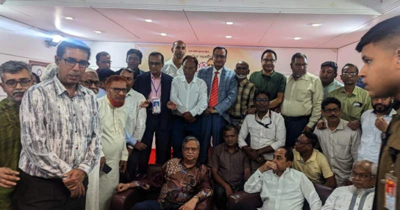 পাবনা প্রেসক্লাবে আড্ডায় মেতে উঠেছেন রাষ্ট্রপতি