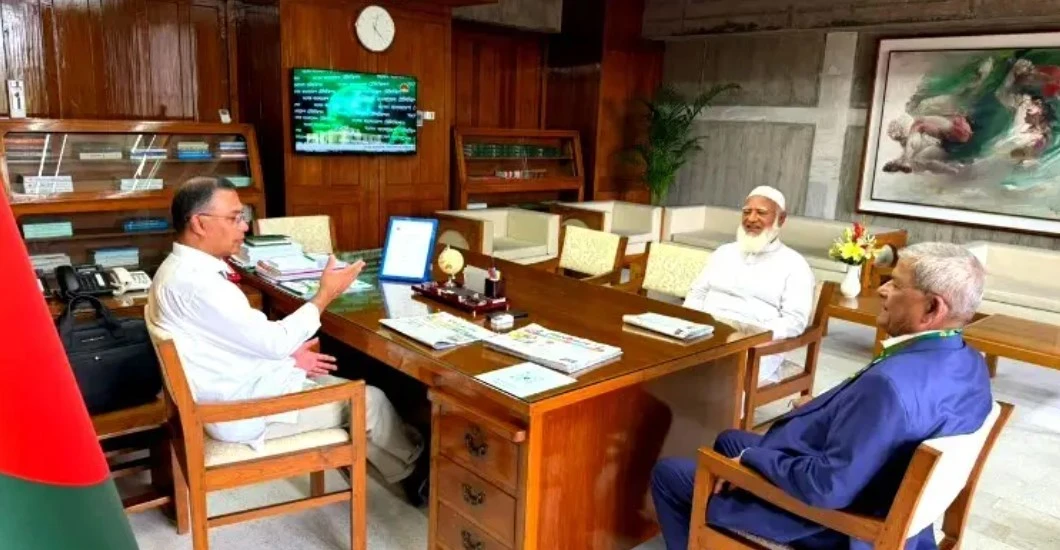 সাক্ষাৎ শেষে বিরোধীদলীয় নেতাকে এগিয়ে দিলেন প্রধানমন্ত্রী