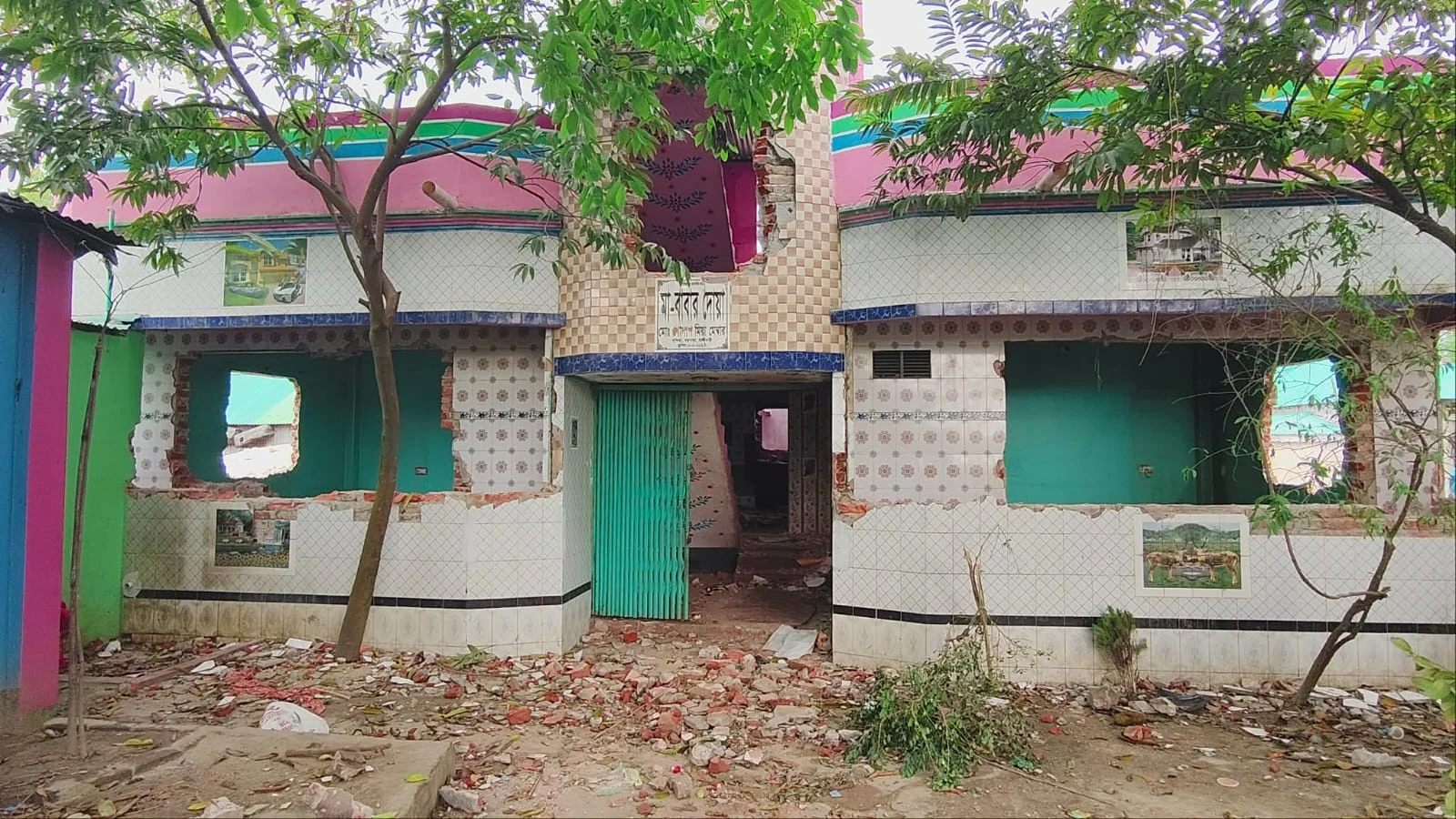 ভৈরবে হত্যার ঘটনায় পুরুষশূন্য গ্রাম, বাড়িঘর ভাঙচুর ও লুটপাটের অভিযোগ