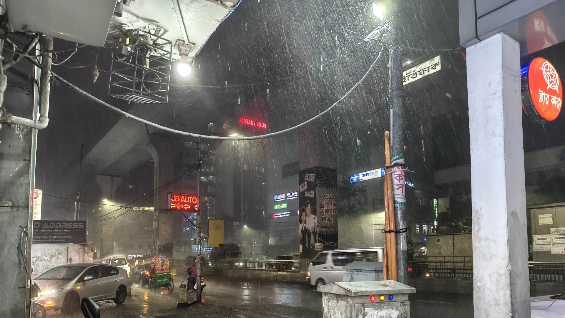 ঢাকায় ঝড়ো হাওয়ার সঙ্গে বজ্রসহ বৃষ্টি, পড়েছে শিলা