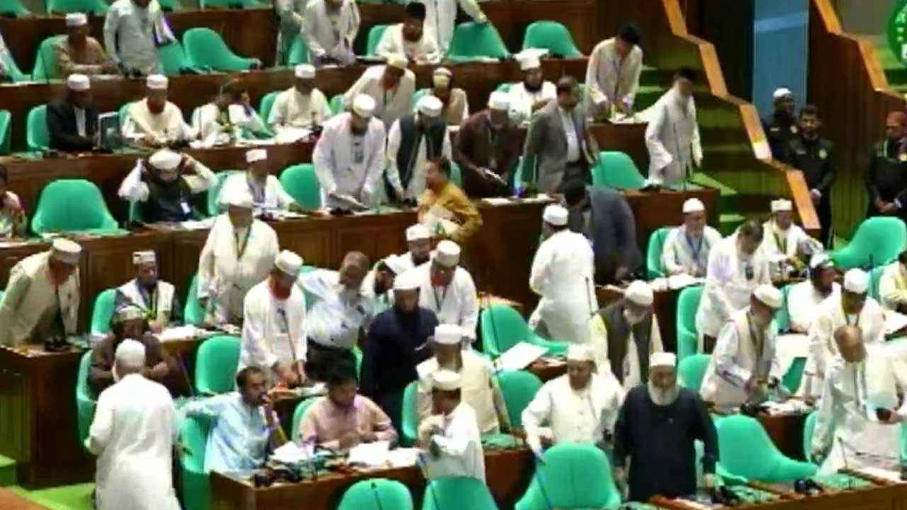 সংসদে বিরোধী দলের ওয়াকআউট