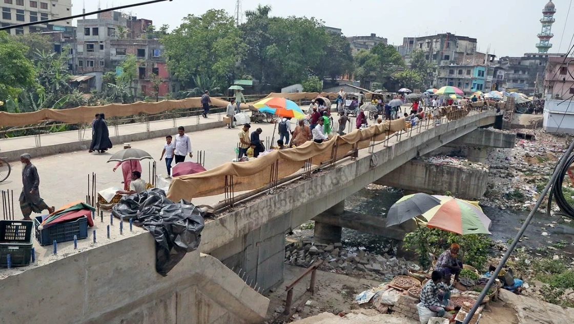 তিন বছরেও শেষ হয়নি ফতেহ আলী ব্রিজের কাজ, ঝুঁকিতে পূর্ব বগুড়ার মানুষ