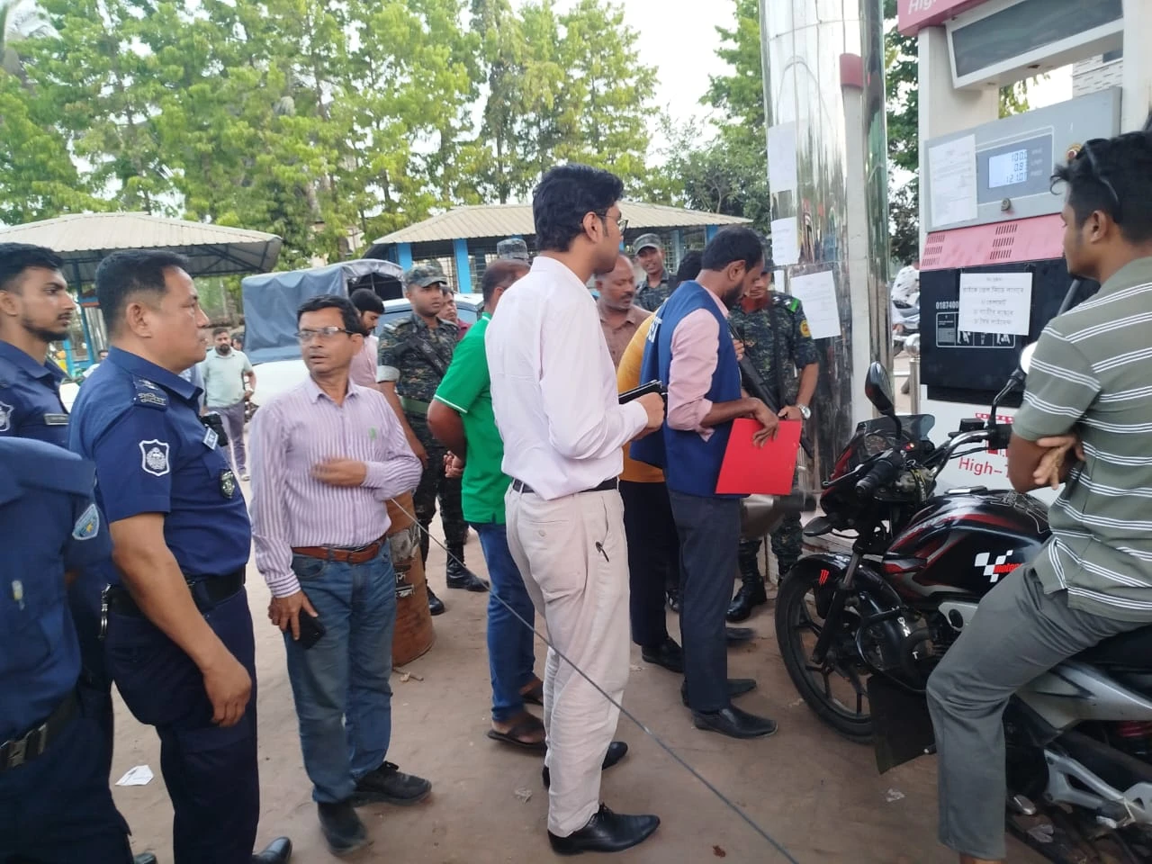 উখিয়ায় তিন পেট্রোল পাম্পে অভিযান, ৫০ হাজার টাকা জরিমানা