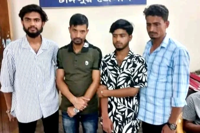 চাঁদপুর সদর হাসপাতালে ডিবি পুলিশের অভিযানে দালাল চক্রের ৪ সদস্য আটক