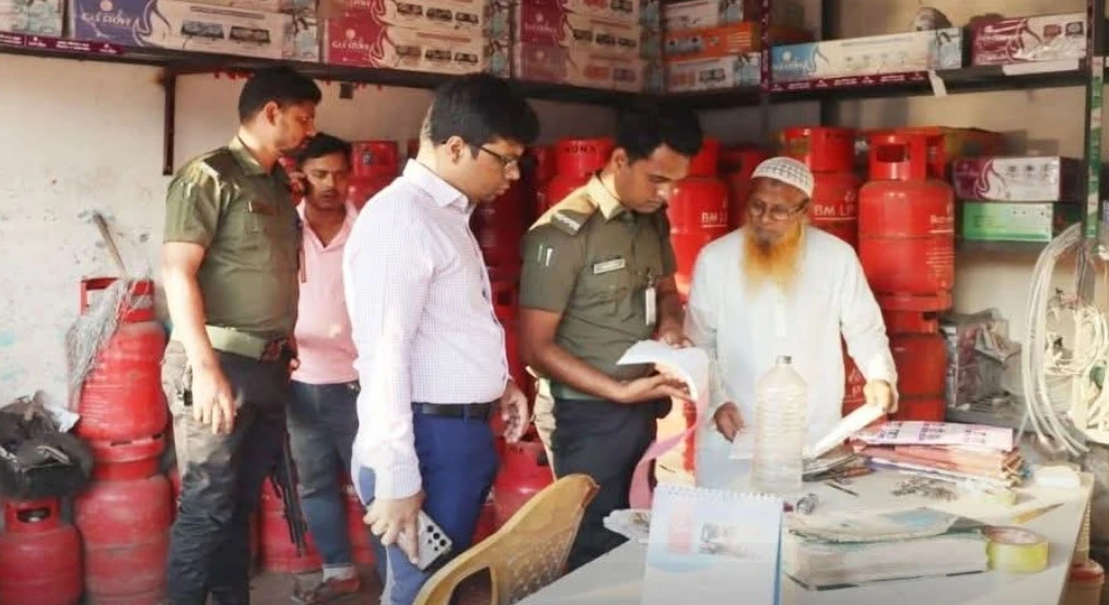 বগুড়ার শেরপুরে বেশি দামে গ্যাস বিক্রি: ভ্রাম্যমাণ আদালতে জরিমানা