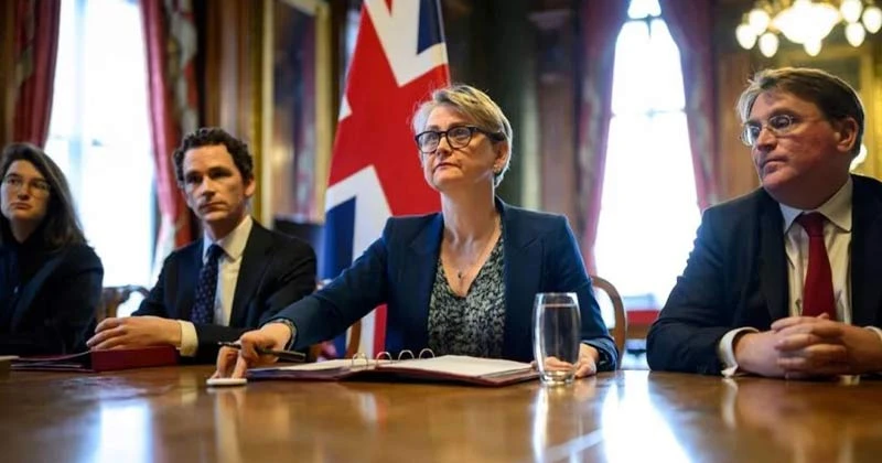 হরমুজ প্রণালি সচলে যুক্তরাজ্যের নেতৃত্বে একজোট হয়েছে ৪০টি দেশ