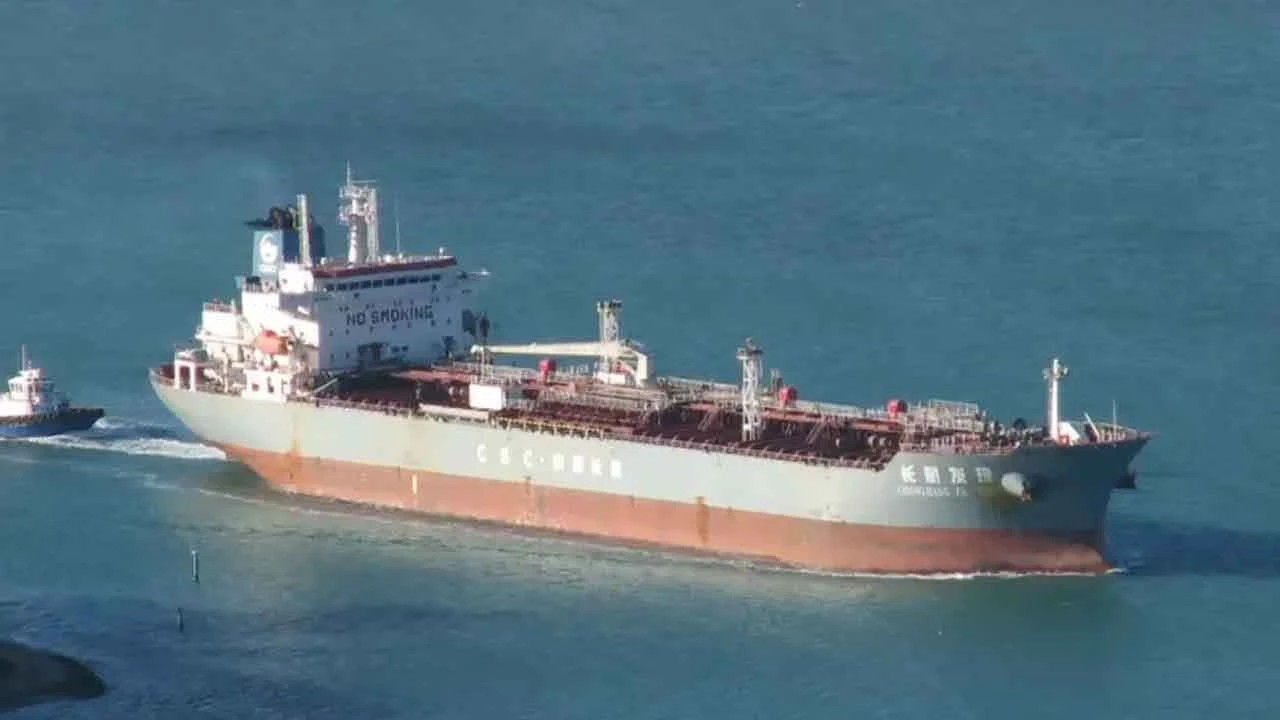 সিঙ্গাপুর থেকে ডিজেলভর্তি জাহাজ পৌঁছেছে চট্টগ্রাম বন্দরে