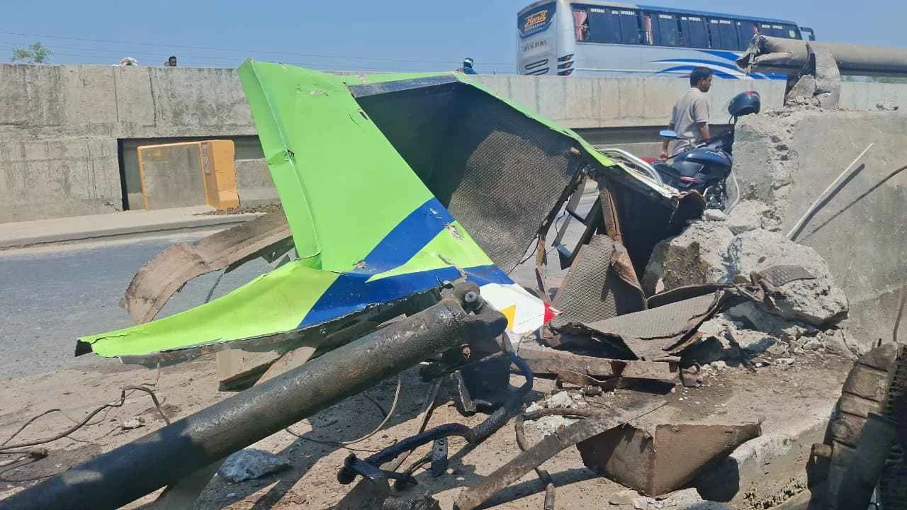 সিরাজগঞ্জে যাত্রাবাহী বাস নিয়ন্ত্রণ হারিয়ে চালকসহ নিহত ৩