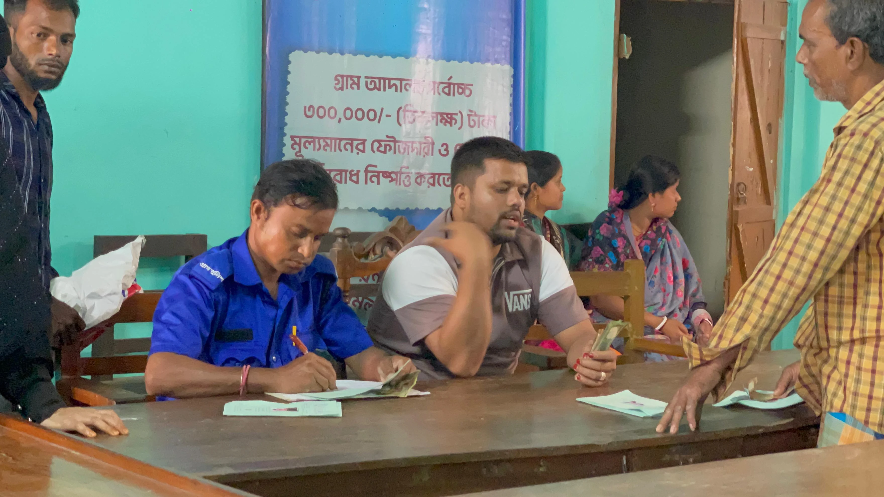 ভিজিডির চাল কম দেওয়া ও টাকা আদায়ে অনিয়মের অভিযোগ